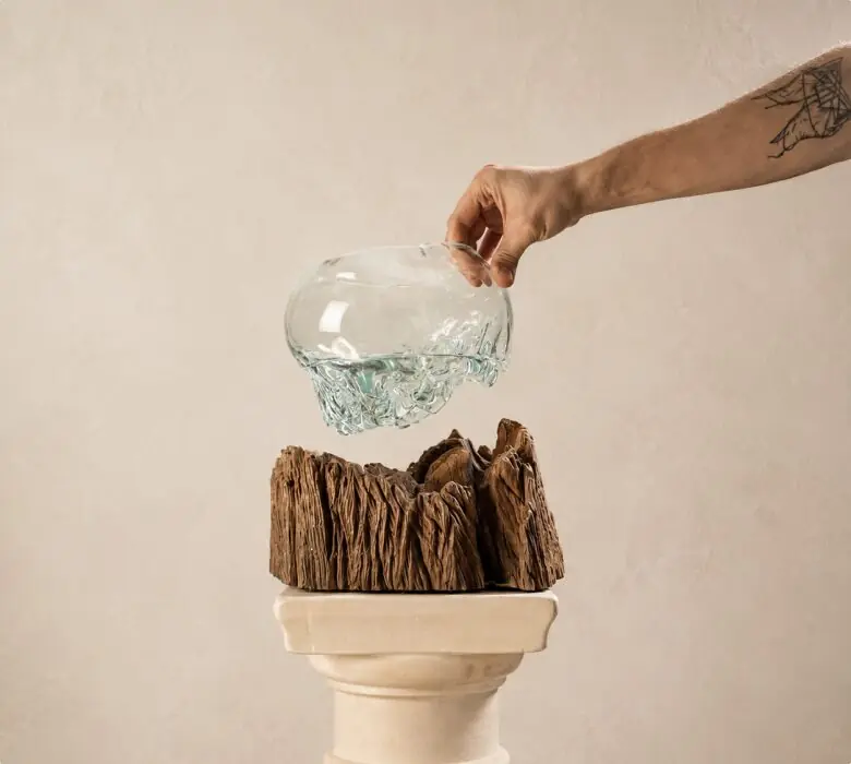 Vidrio soplado que adopta en negativo la forma de la madera.